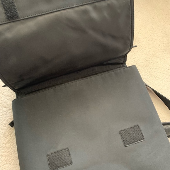 Gently used Targus Mickey Laptop Messenger Bag - Picture 3 of 10